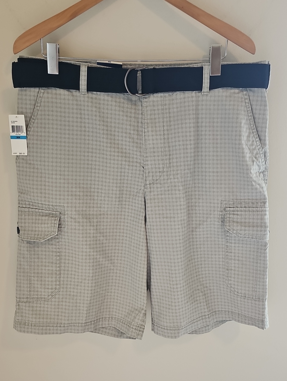 Izod New Men's Lightweight Beige Check Cargo Shorts with Belt. Size 36.
